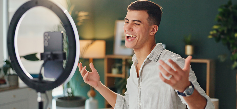 Hombre trabajando en una agencia de influencers