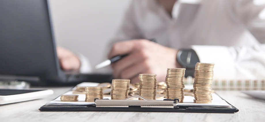 Monedas apiladas representando cómo apalancarse financieramente