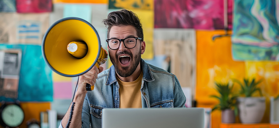 Hombre gritando la diferencia entre inbound y outbound