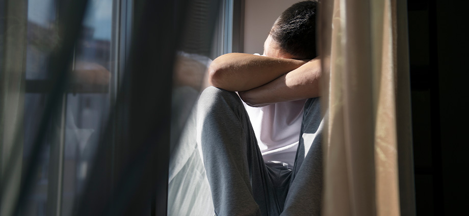 Hombre con discapacidad por trastorno ansioso depresivo