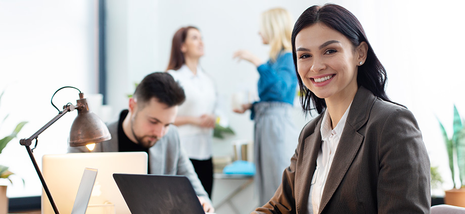 Grupo de trabajadores representando la estructura empresarial