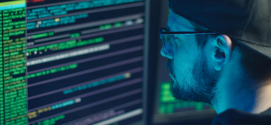 Persona aplicando medidas de seguridad pasiva informática 