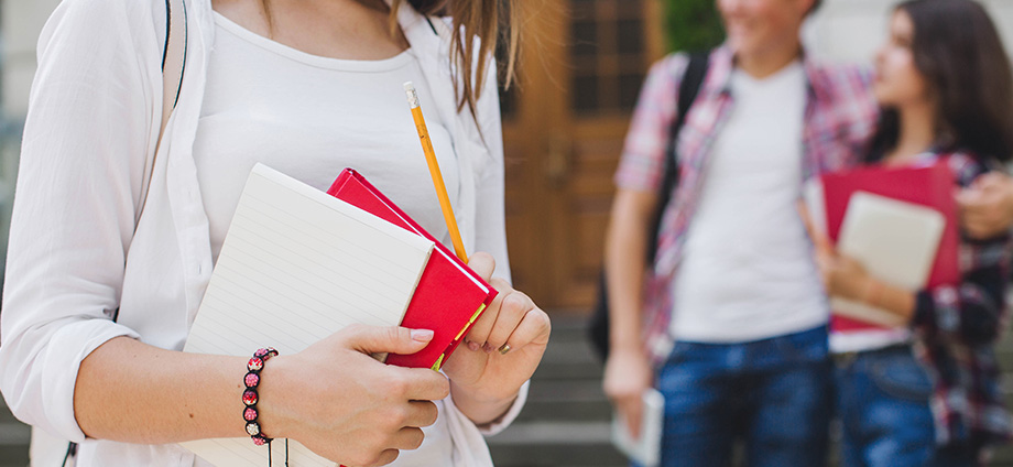 Mujer preguntándose, para estudiar psicología, ¿qué bachillerato hay que hacer?