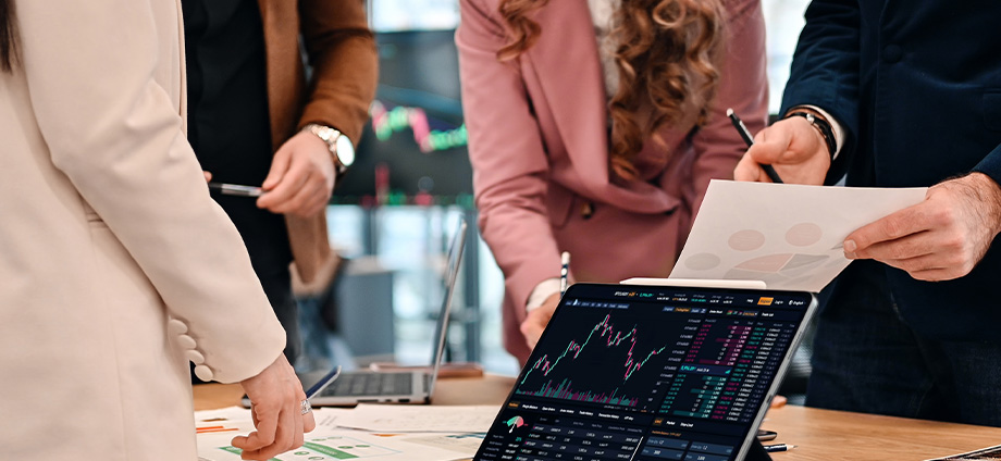 Empleados trabajando en la planificación financiera empresarial