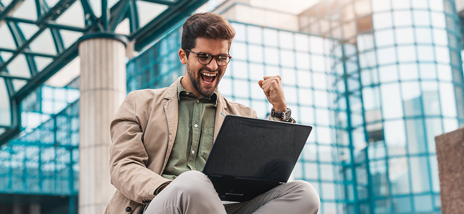 Hombre feliz habiendo estudiado una de las carreras mejor pagadas en España