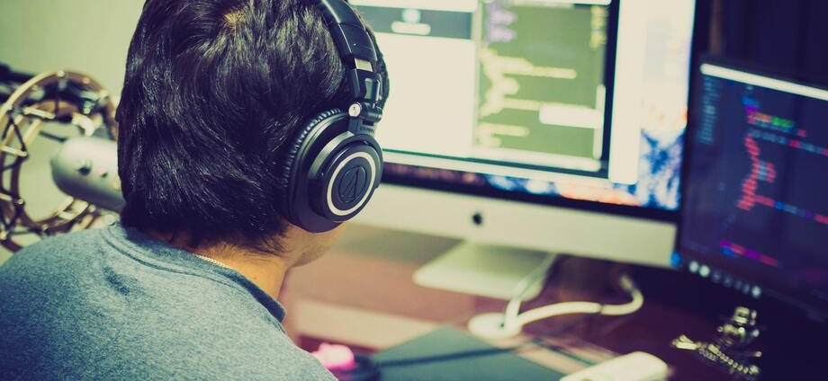 programador full stack programando