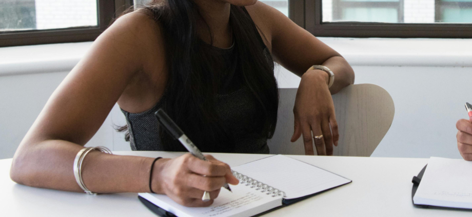 mujer ceo escribiendo