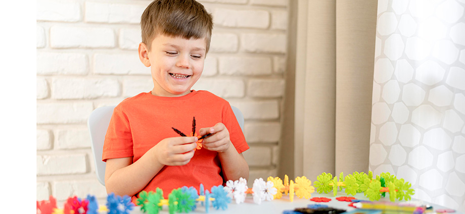 Niño aprendiendo que es la gamificación
