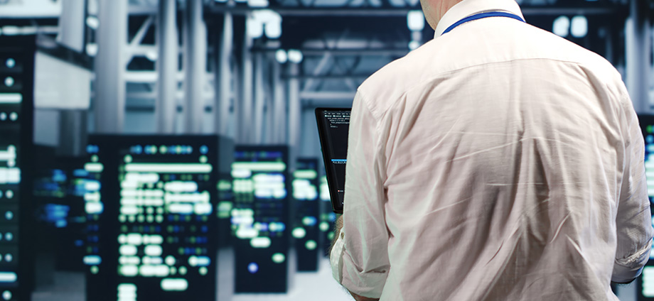 Hombre aprendiendo qué es un sistema SCADA