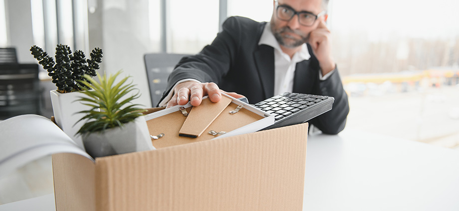 Persona pensando sobre las cosas que incluye el finiquito