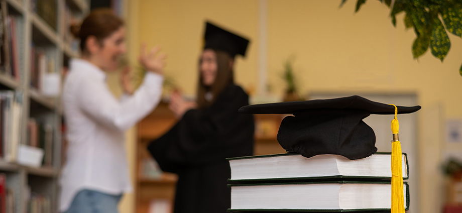 Estudiante graduada mostrando qué son los estudios superiores en España