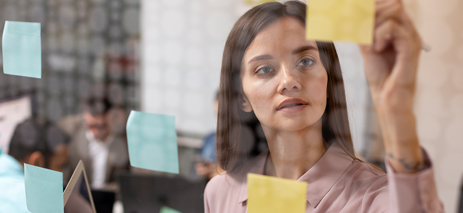 Persona aprendiendo que son los objetivos SMART