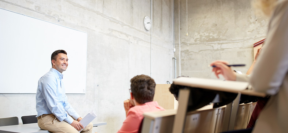 Qué título se necesita para ser profesor de universidad