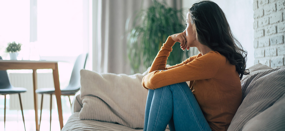 Mujer preocupada representando qué le sucede al cuerpo en un ataque de pánico