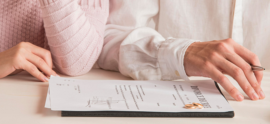 Pareja firmando la solicitud de divorcio