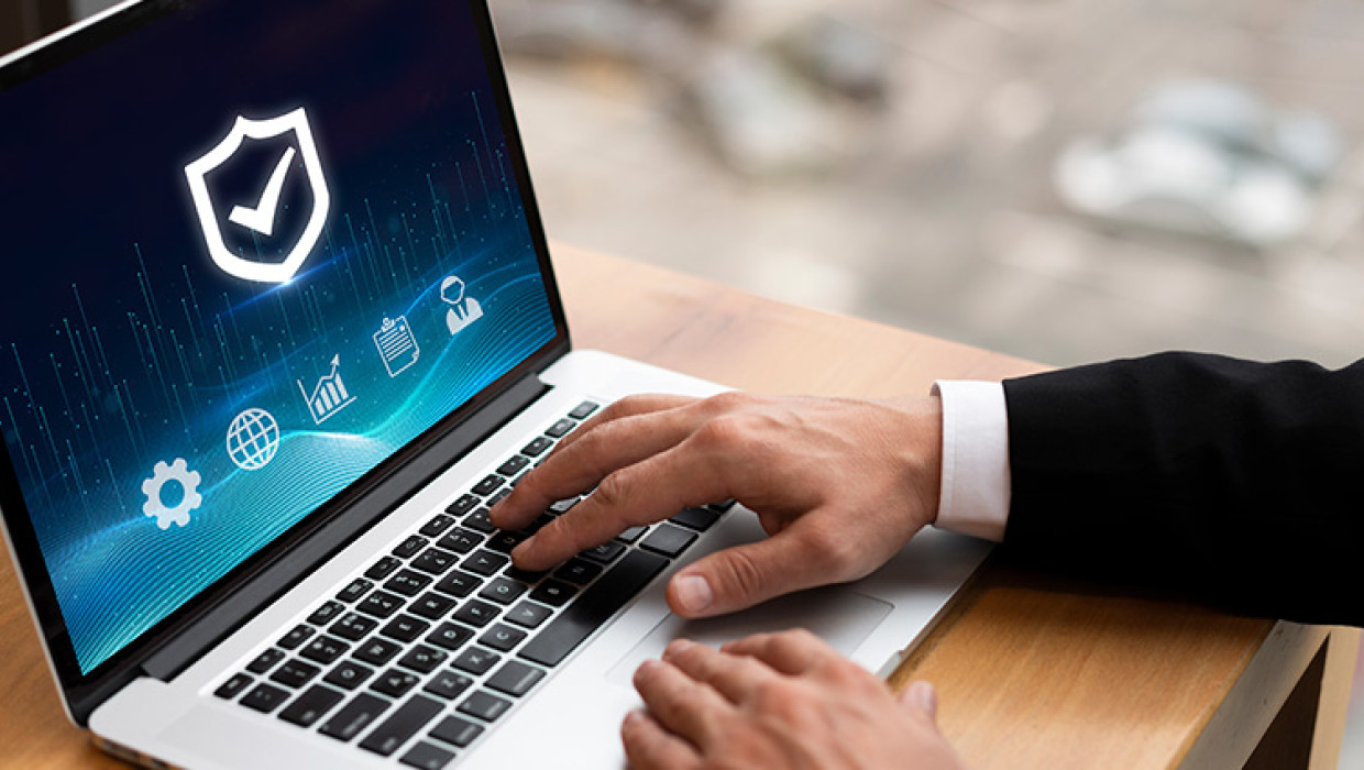 Delegado de protección de datos trabajando al ordenador