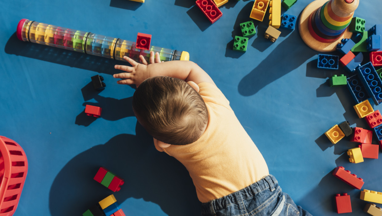 Niño en una etapa temprano del desarrollo cognitivo