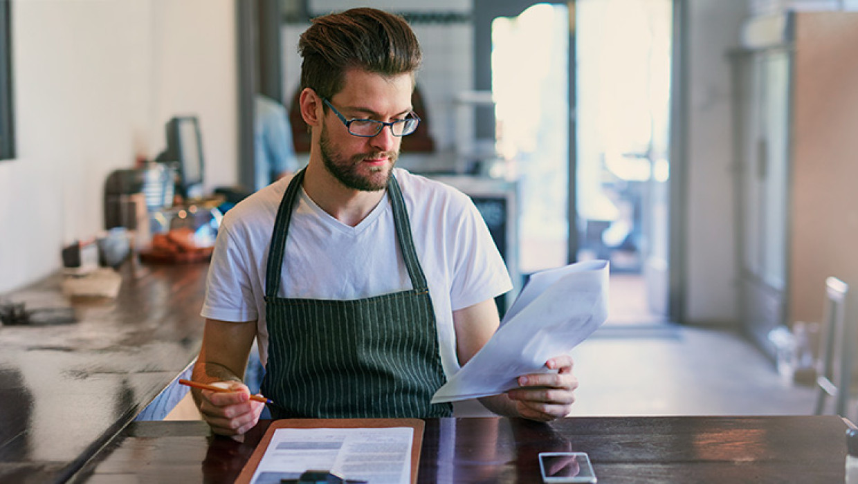 Hombre analizando la diferencia entre factoring y confirming en la gestión de su empresa