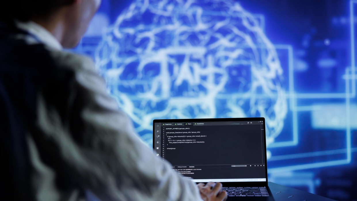 Hombre programando al ordenador en representación de qué es el machine learning