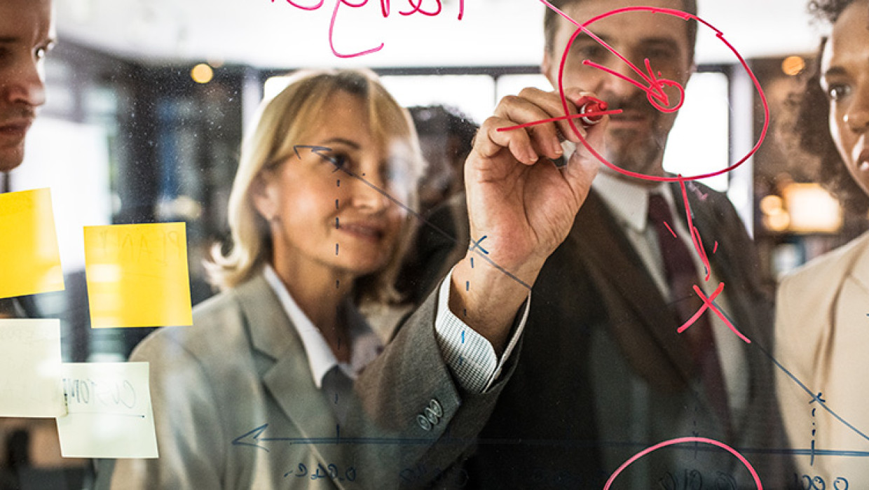 Equipo de marketing diseñando estrategias