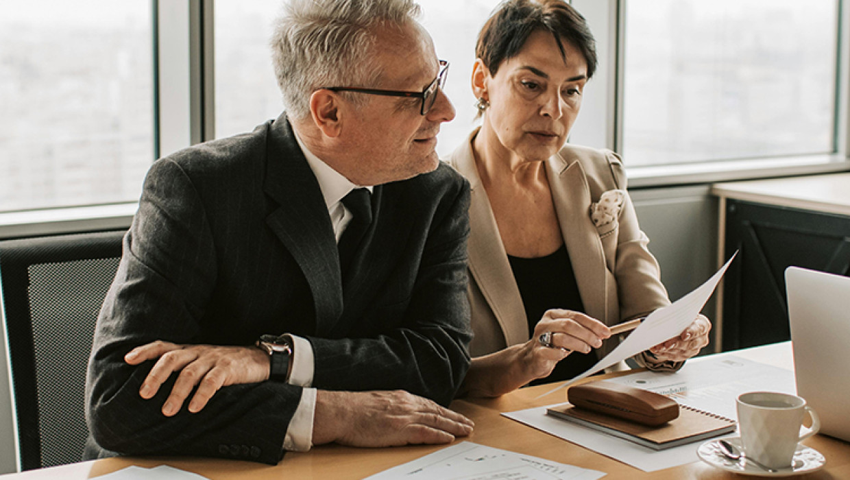 Dos personas elaborando el plan de viabilidad de una empresa