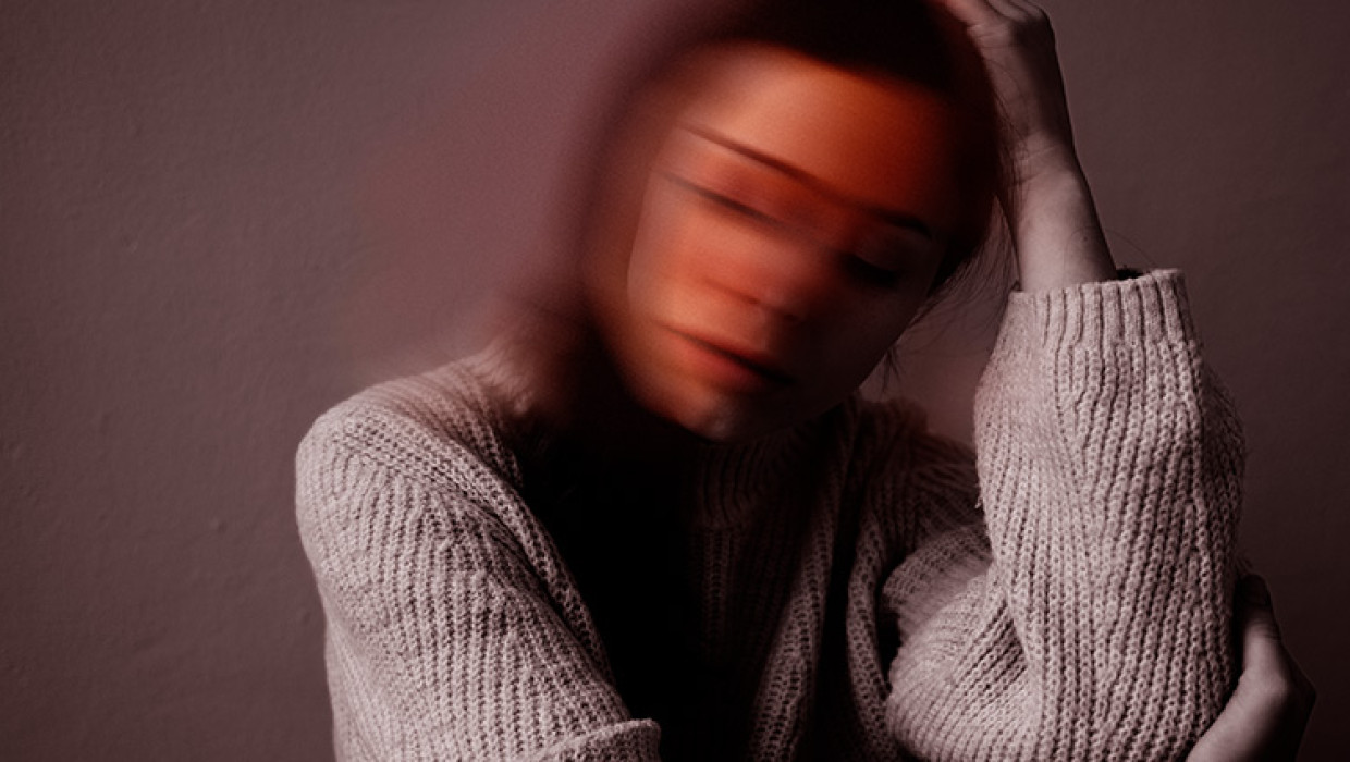 Mujer preocupada representando qué le sucede al cuerpo en un ataque de pánico