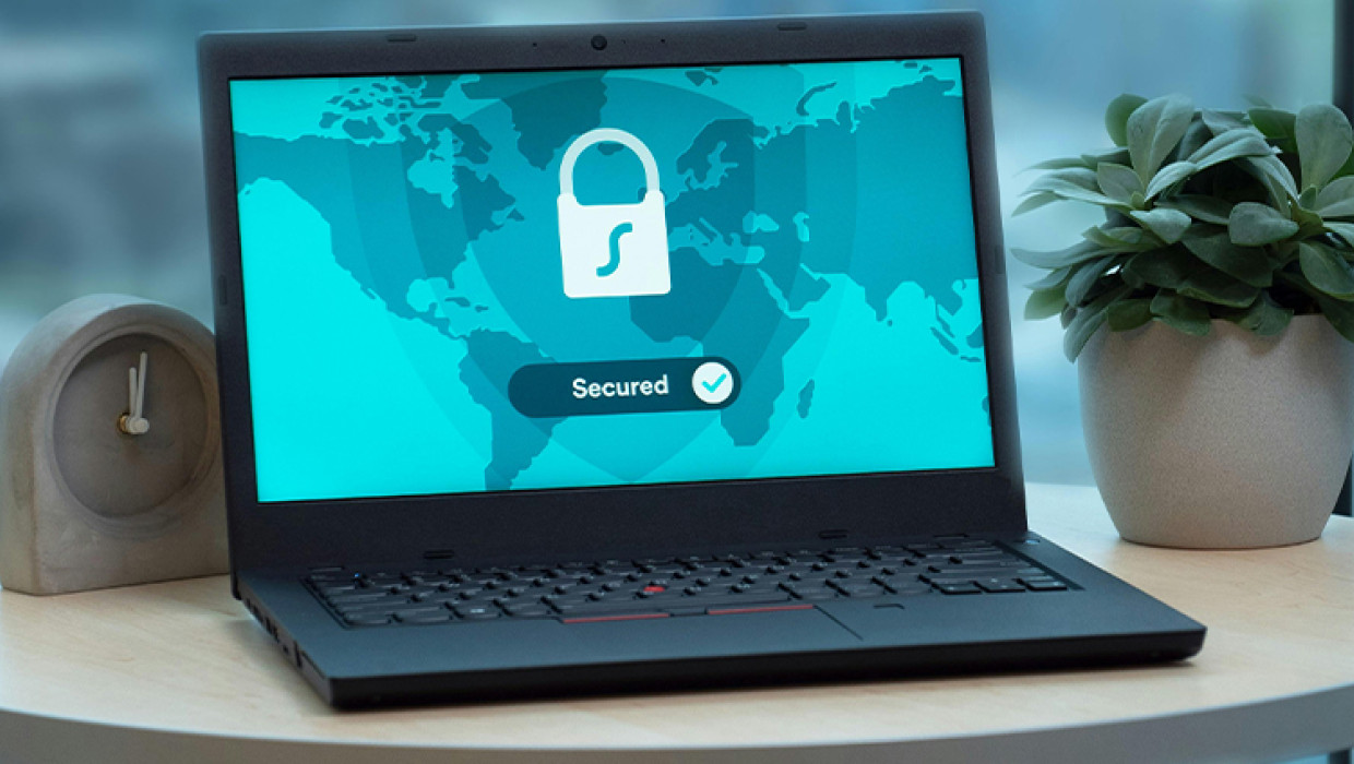 Portátil mostrando la importancia de la seguridad pasiva informática en la protección de datos.