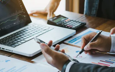 Profesional realizando un analisis financiero