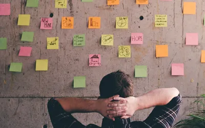 Estudiante aplicando la metodología de aprendizaje basado en retos