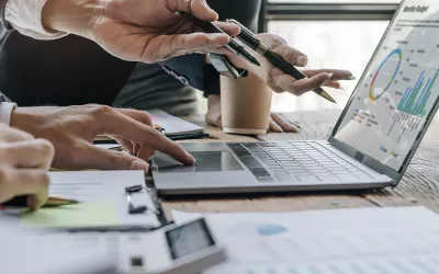 Trabajadores de una empresa haciendo el balance de pérdidas y ganancias