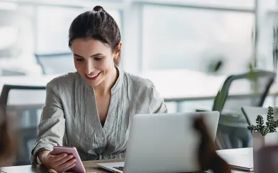 Mujer trabajando en una oficina en una de las carreras con más salidas