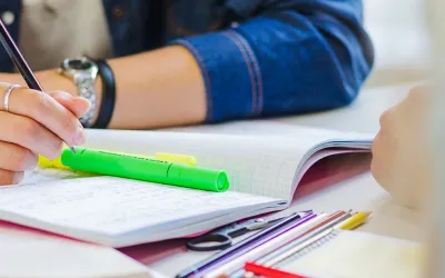 Mujer estudiando mostrando cómo funcionan las oposiciones de maestro