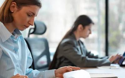 Dos auditoras trabajando en la oficina