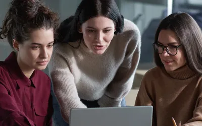 Chica escribiendo y representando qué es un copywriter