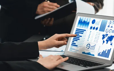 Persona trabajando frente al ordenador analizando gráficos que ilustran qué es el CRO