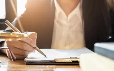 Mujer preguntándose cuánto dura la carrera de derecho