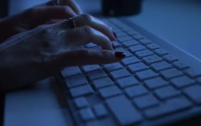 Persona buscando sobre deep web y dark web