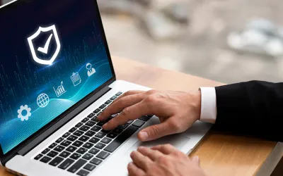 Delegado de protección de datos trabajando al ordenador