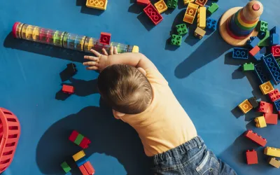 Niño en una etapa temprano del desarrollo cognitivo