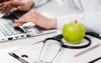 Dietista o nutricionista trabajando