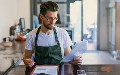 Hombre analizando la diferencia entre factoring y confirming en la gestión de su empresa