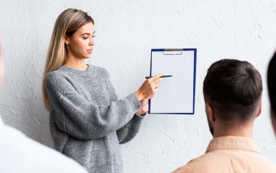 Mujer explicando los elementos de la comunicación