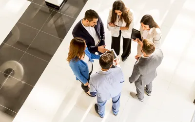Grupo de trabajadores representando la estructura de una empresa