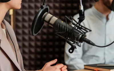 Dos personas realizando un Estudio General de Medios