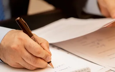 Hombre haciendo el examen de acceso a la abogacía