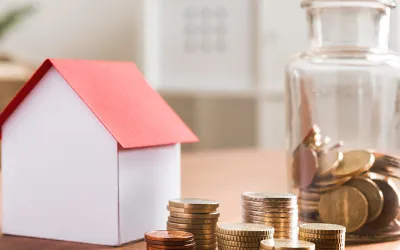 Monedas apiladas sobre la mesa 