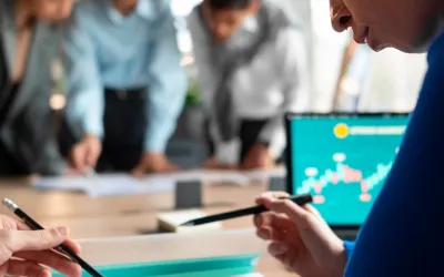 Trabajadores haciendo un estudio sobre las fuerzas de Porter