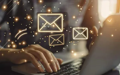 Persona al ordenador llevando a cabo las estrategias de inbound vs outbound marketing