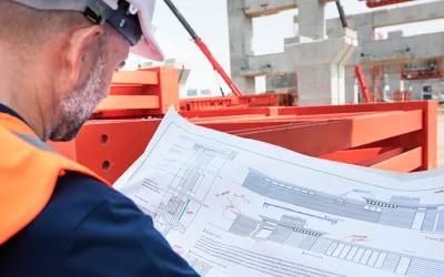 Hombre trabajando en una de las ingenierías con más salidas