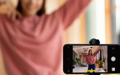 Mujer trabajando en marketing de influencers